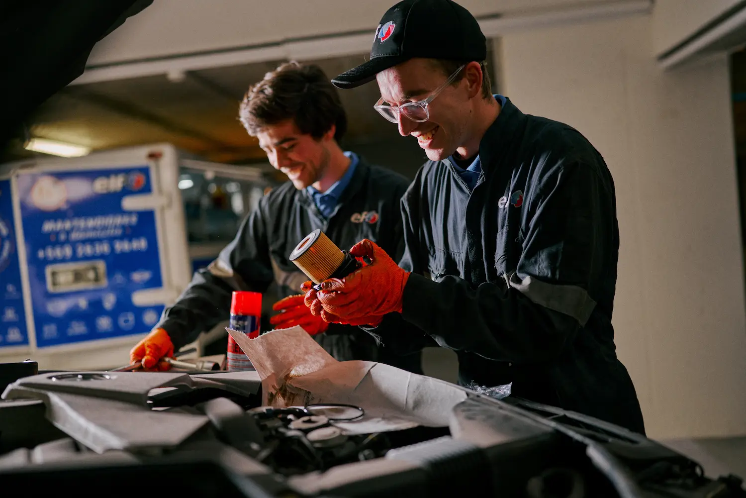 Tommy Crozier y su equipo trabajando en un vehículo